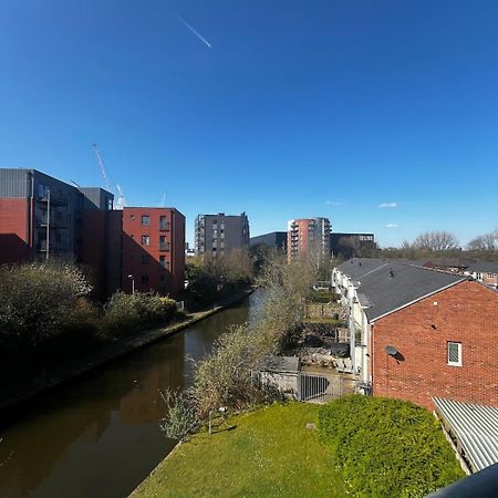 Serene 2-Bed Flat With Canal Views - Coop Live & Ethiad Manchester Dış mekan fotoğraf