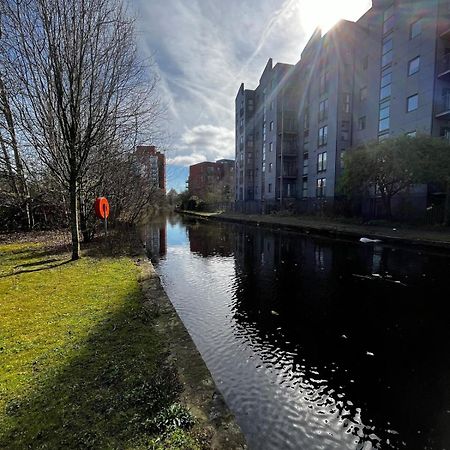 Serene 2-Bed Flat With Canal Views - Coop Live & Ethiad Manchester Dış mekan fotoğraf