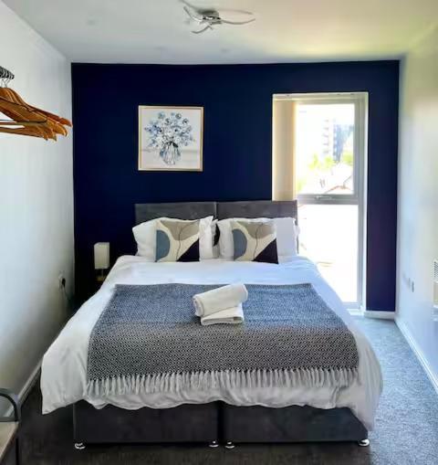 Serene 2-Bed Flat With Canal Views - Coop Live & Ethiad Manchester Dış mekan fotoğraf