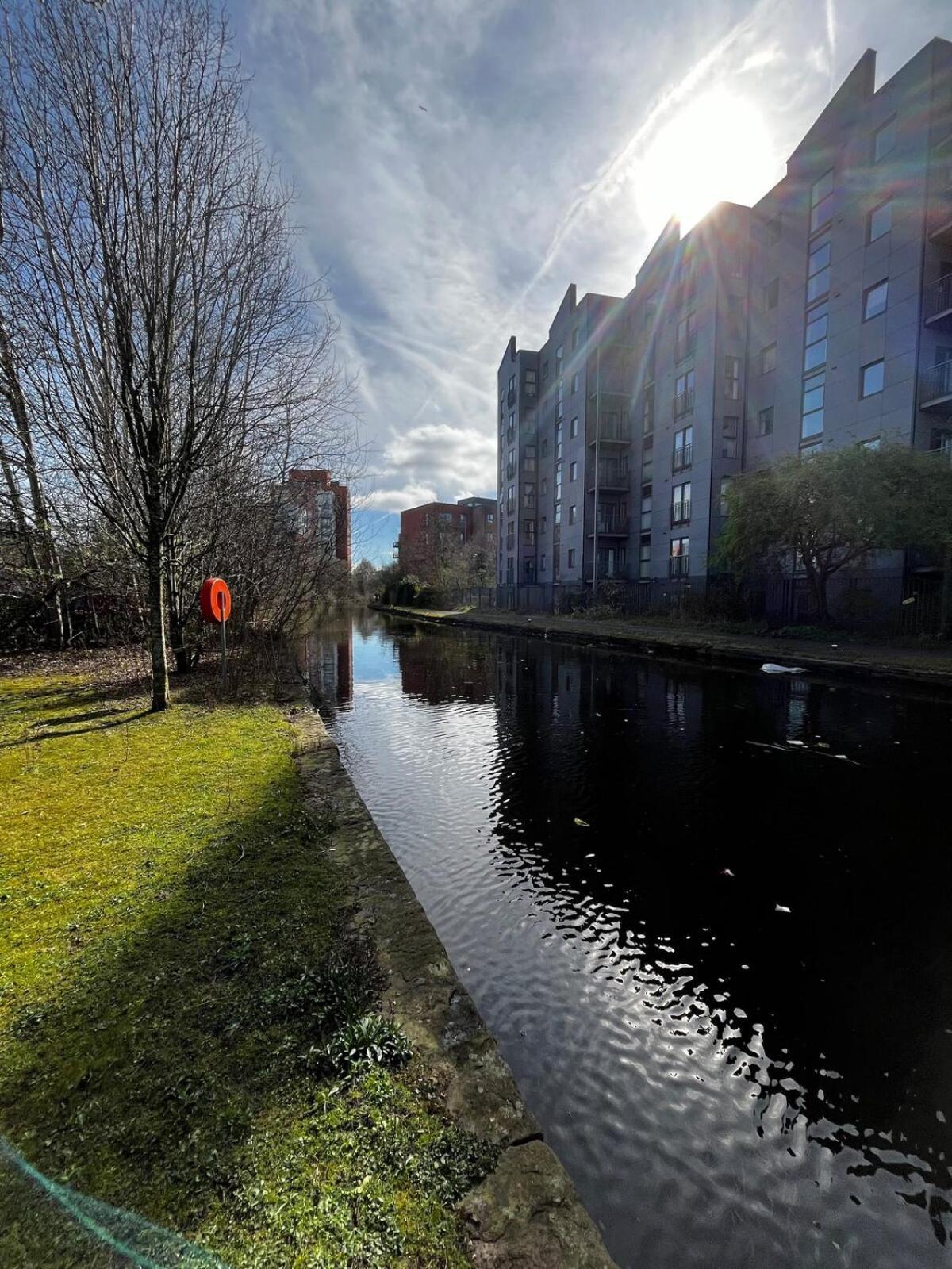 Serene 2-Bed Flat With Canal Views - Coop Live & Ethiad Manchester Dış mekan fotoğraf