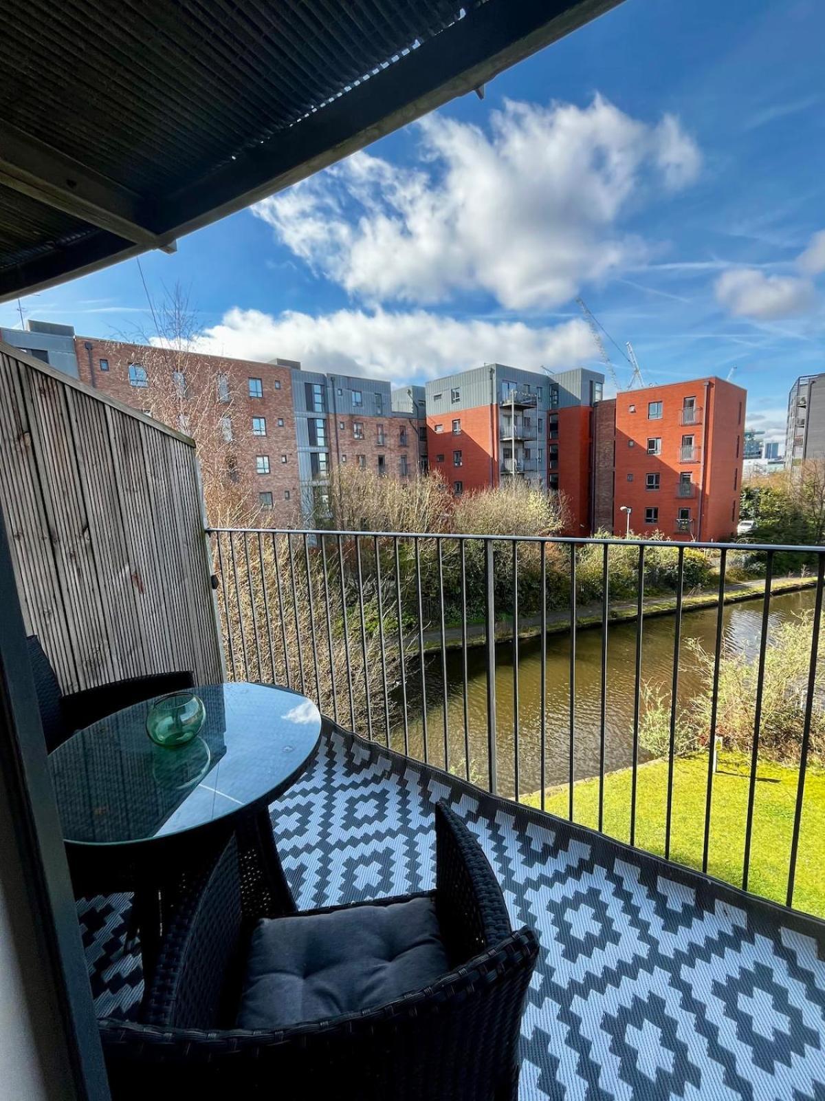 Serene 2-Bed Flat With Canal Views - Coop Live & Ethiad Manchester Dış mekan fotoğraf