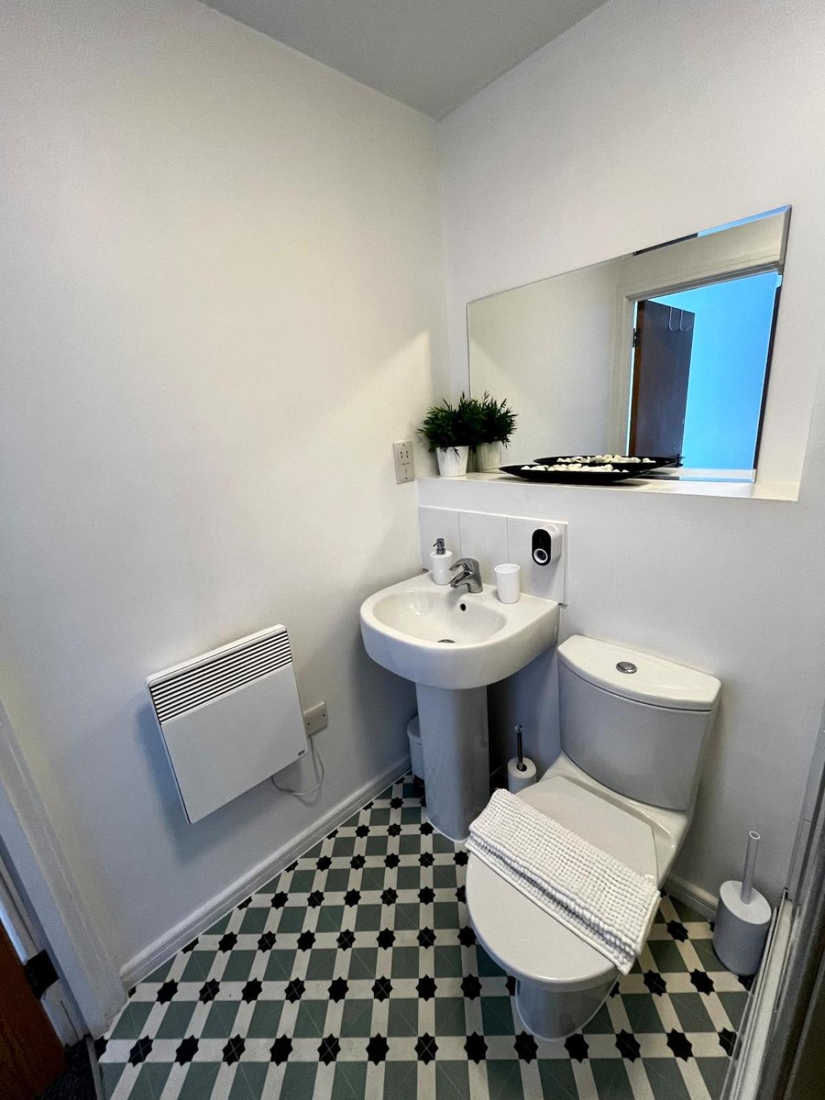 Serene 2-Bed Flat With Canal Views - Coop Live & Ethiad Manchester Dış mekan fotoğraf