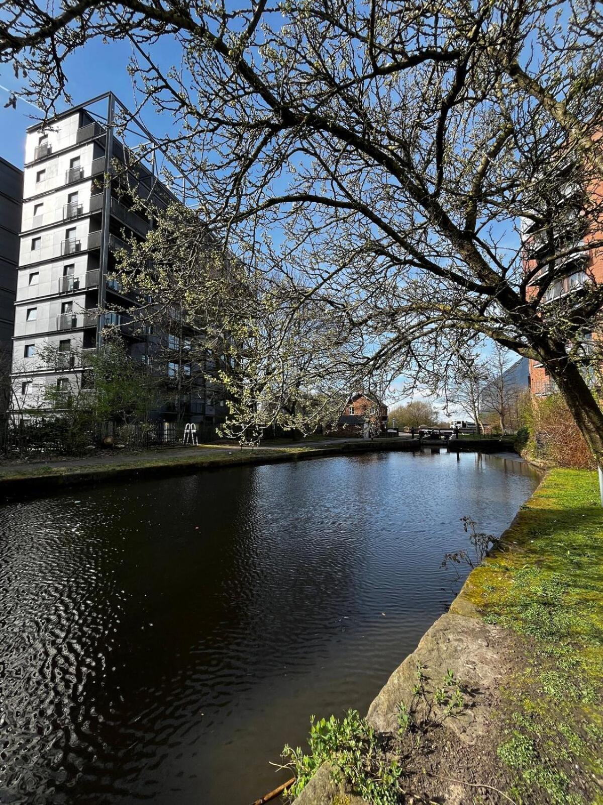 Serene 2-Bed Flat With Canal Views - Coop Live & Ethiad Manchester Dış mekan fotoğraf