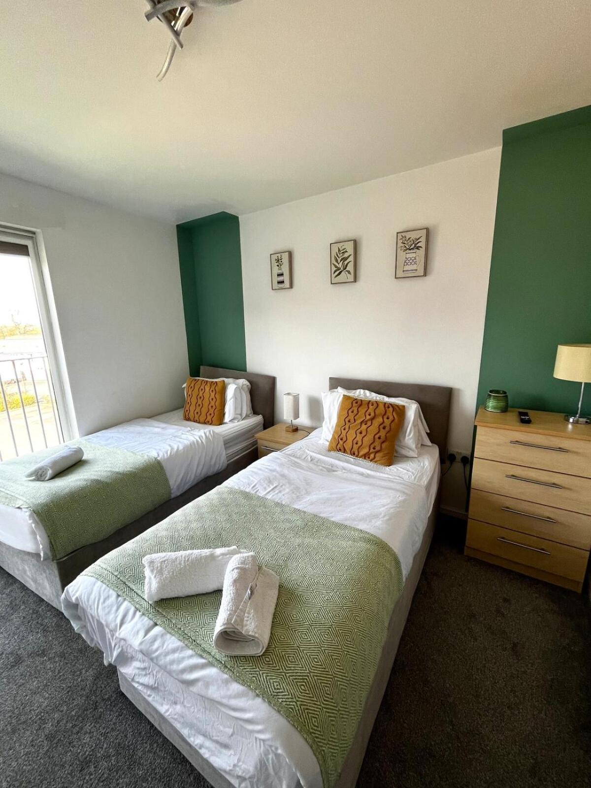 Serene 2-Bed Flat With Canal Views - Coop Live & Ethiad Manchester Dış mekan fotoğraf