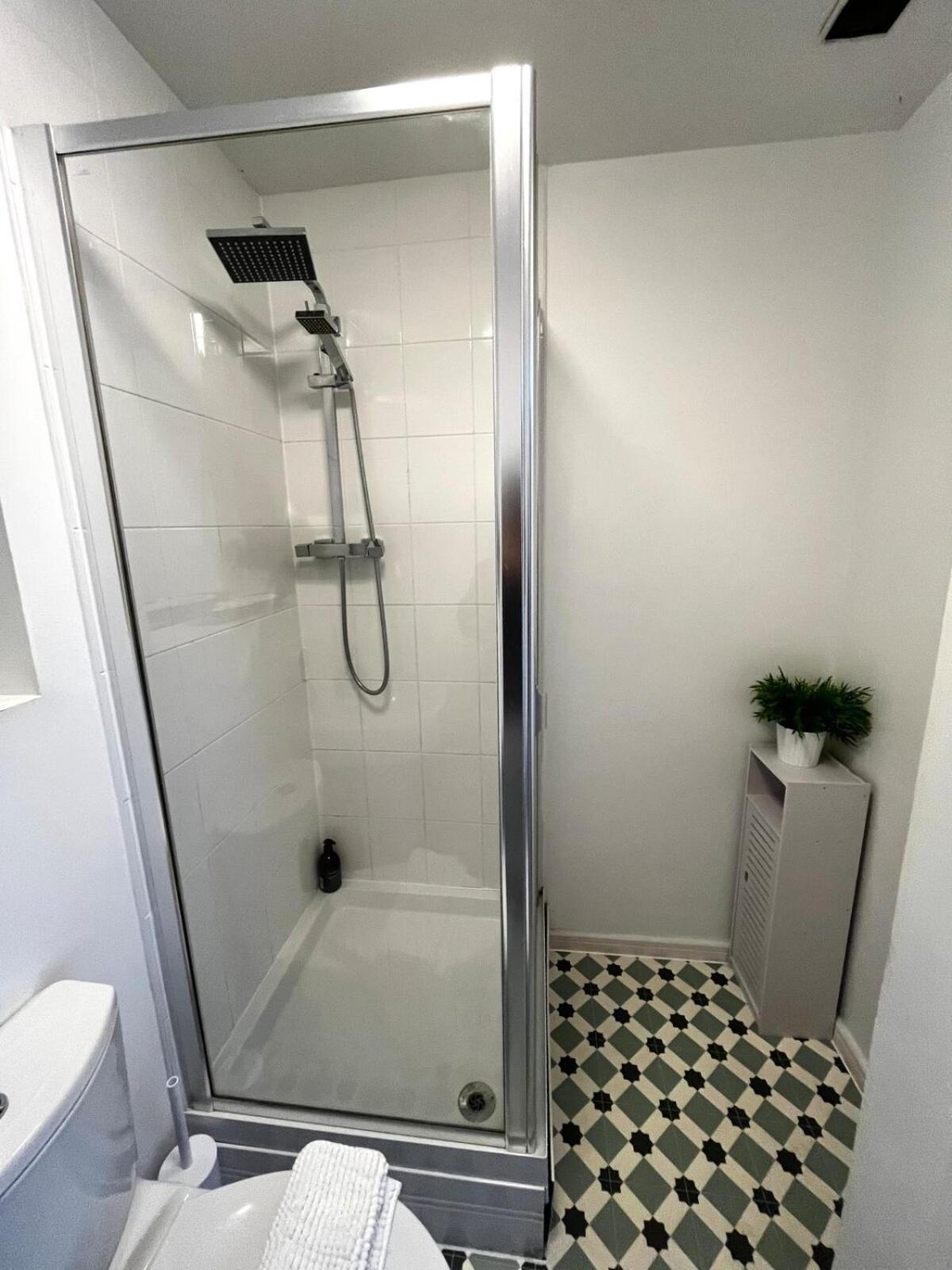 Serene 2-Bed Flat With Canal Views - Coop Live & Ethiad Manchester Dış mekan fotoğraf