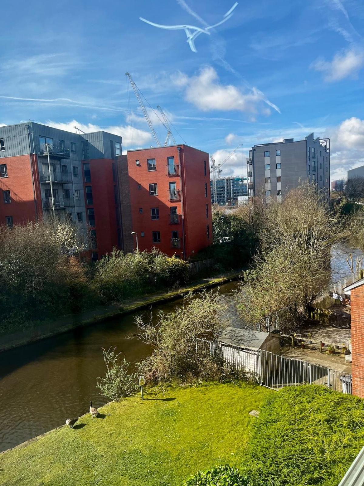 Serene 2-Bed Flat With Canal Views - Coop Live & Ethiad Manchester Dış mekan fotoğraf