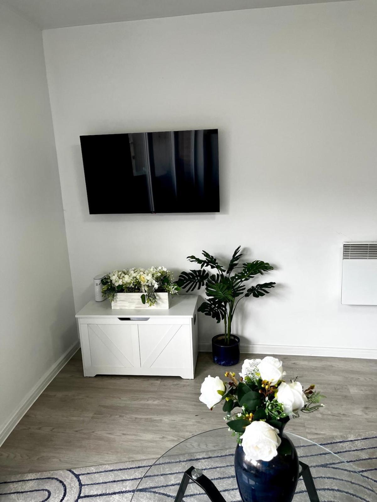 Serene 2-Bed Flat With Canal Views - Coop Live & Ethiad Manchester Dış mekan fotoğraf